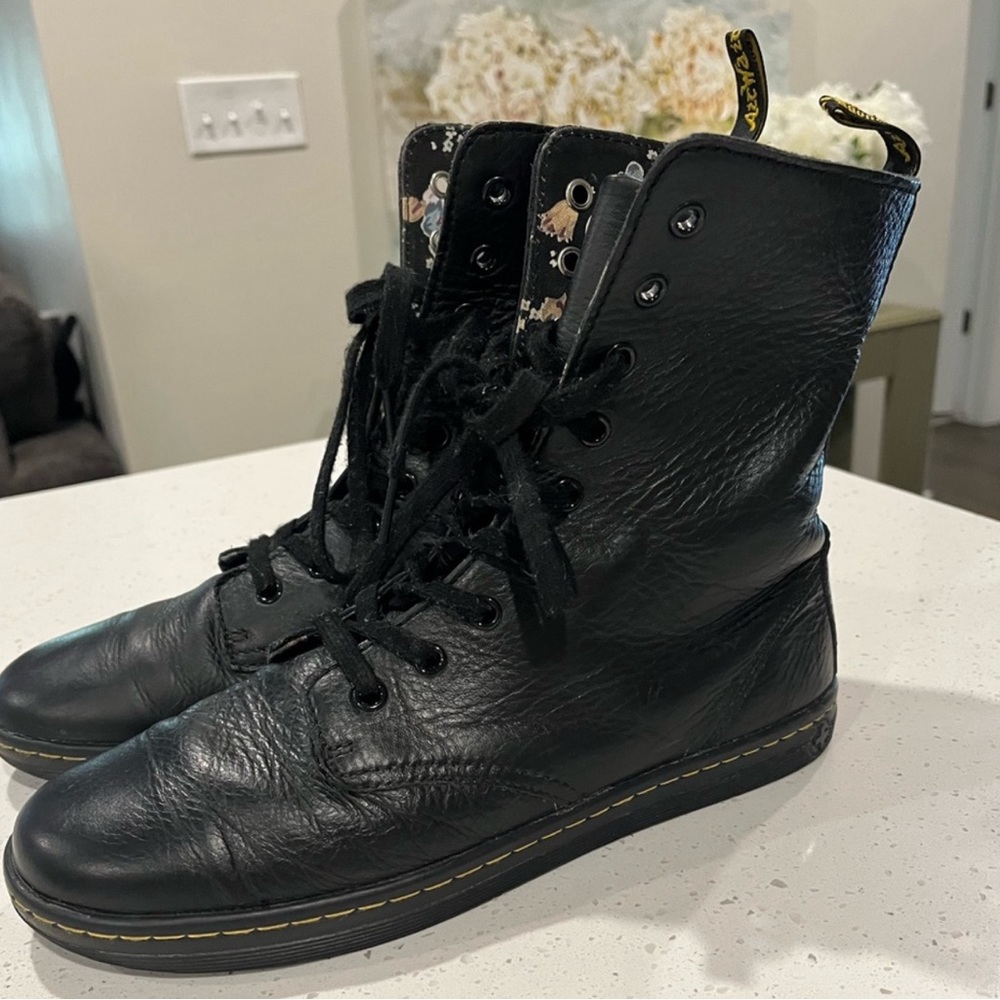 Dr. Martens Stratford 9 Eye Black Leather
Boots Floral Lining Shoes Size 10